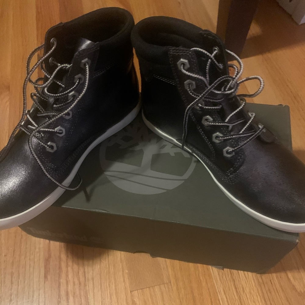 Brand NEW women’s Timberland Sneaker- Size 7